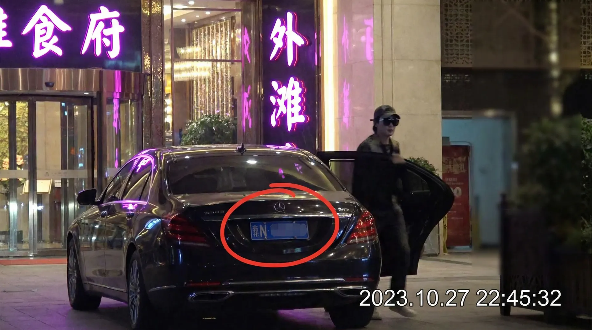 贝博体育官网 - 豪车餐厅外偷拍